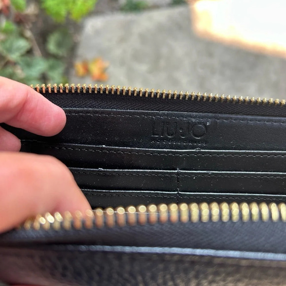 Liu Jo Zip around Wallet, 7.5” x 3 3/4” x 1” - Picture 8 of 10